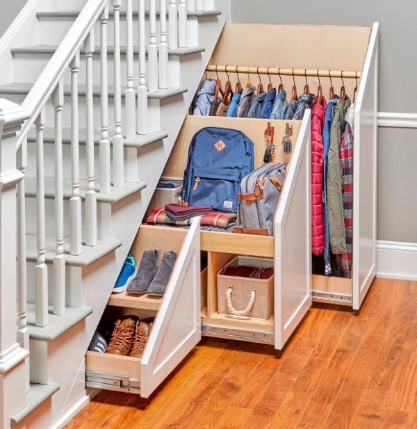 Lemari bawah tangga dengan rak geser keluar